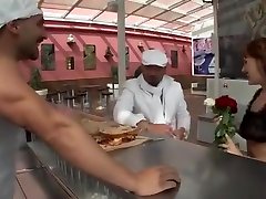 Une belle cikgu tudung ghairah rousse taille une bonne pipe à un costaud, avant de se faire défoncer sur la table dun petit restaurant.
