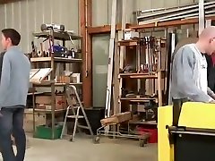 Cette élégante brune va se faire baiser par 4 bites bien raides, pour avoir puni un employé en retard.