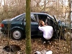 Deux amoureux baisent en voiture quelques part dans les bois sous le regard indiscret de deux voyeurs vicieux