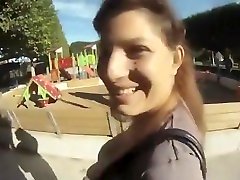 Lénorme poitrine naturelle de la jeune brune nous sautent aux yeux, elles rebondissent dans tous les sens lorsquelle a baiser devant notre caméra.