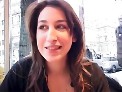 Beurette nymphomane lavoue pendant linterview, ben on l’emmène niquer les yeux bandés chez le fan le plus proche
