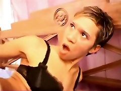 Canelle , une jolie métisse très chaude au corps magnifique fait de son mieux pour allumer lenvie à notre casteur qui va la défoncer .