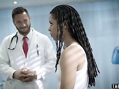 atleta adolescente negro probado por un doctor de pollas grandes y su pret