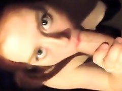 morena con grandes anak woboydy se pone crema en su cara