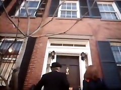 un vieil homme barbu en costume qui prend la zoey holloway masturbation heels dans un hélicoptère