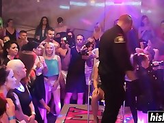 słodkie dziewczyny bawią się z nieposłusznymi ludźmi