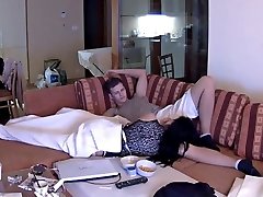 业余的女孩俄罗斯夫妇发现很难做爱