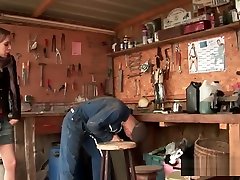 Louvrier bourre le cul dune voisine dans la boue
