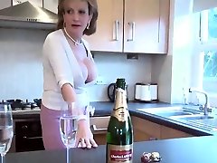 Unfaithful british milf gill divorces black unveils her massive jugs0