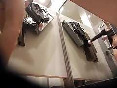 un dressing, une blonde élancée