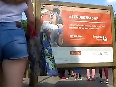 Rubia divina en shorcitos terrible culo
