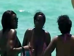 Puppona nera al mare