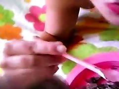 brazylijska dziewczyna zjada dyplom ciasto