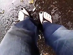 black toenail polish zana klang black platform flip flops