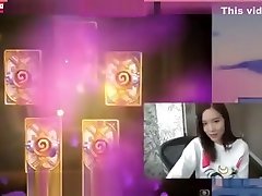 girl squrtiny dildo plays