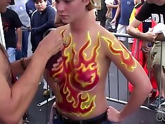 alcune ragazze che si fanno dipingere il corpo delle tette su duval street key west-southbeachcoeds