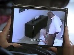 她会吸这个巨大的工具在电影舞台上，如果她能