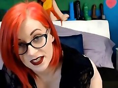 redhead jaynecobb avec des lunettes sexy baise sa douce chatte