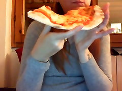 mangiare pizza con il mio grande bussy e la mia pancia gonfia vicino al tuo viso