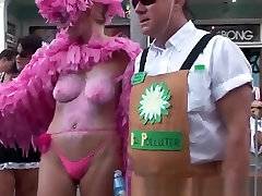 ragazze sexy che mostrano il loro corpo caldo dipingere allaperto