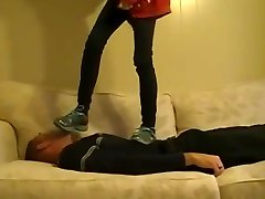 il perdente viene calpestato da una ragazzina
