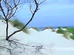 Jessica spontaneously fucks on the beach