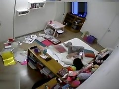 przytulić dziewczynę za rękę