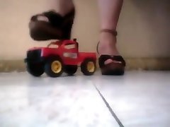 Giantess Carly crush little toy car