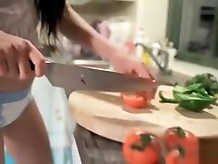 bruna bdsm force che prende in giro le sue grandi tette e figa