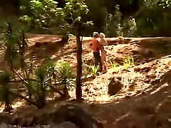 loira hollywood girls sex trepando no mato bunda grande anal