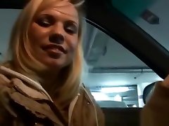 горячая блондинка сосет член в общественной автостоянке