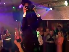 真正的cfnm青少年他妈的脱衣舞