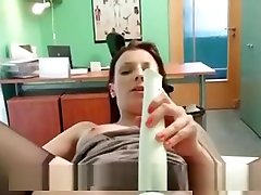 黑妞摩擦阴部按摩工具在她的医生