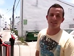 男性裸体在公共热男子抓住管和同性恋男人