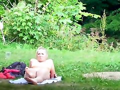 des ados nues à la piscine