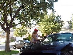 Nicky Ferrari se pone muy caliente lavando los carros de los clientes.