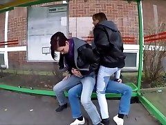 Deux fille piss sur un inconnu