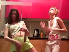 2 beeg cut tari girlfriends kinky webcam lesbian muff dive dance