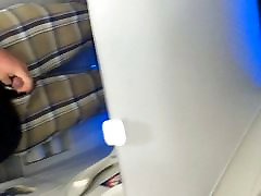 Döbeln streicheln in ein Flugzeug-Badezimmer