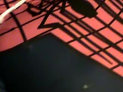 un esclave comme spiderman se fait masser