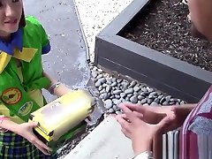Smalltitted青少年的面部