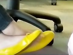 Hot yaquessita lopez in yellow flats in computer lab