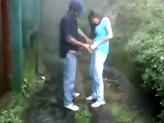 morena hindu haciendo una mamada en la calle - pinguino69