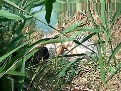 Junges Girl am Teich bespannt und durchgevogelt