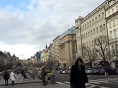hunt4k. cash zmienia nastrój pięknej dziewczyny, więc ona się rozbiera