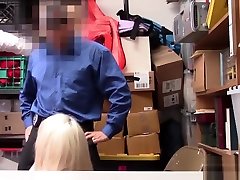 熟练的官员正在处理一个娇小的青少年小妞