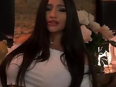 Huge Melons Babe in an Ultra Hot Cam Show