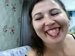 Obese chick in a black outfit stretches her legs on camera