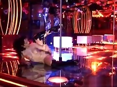 ballerina in discoteca scopata dai clienti