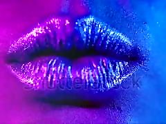 -lips-kiss-in-neon